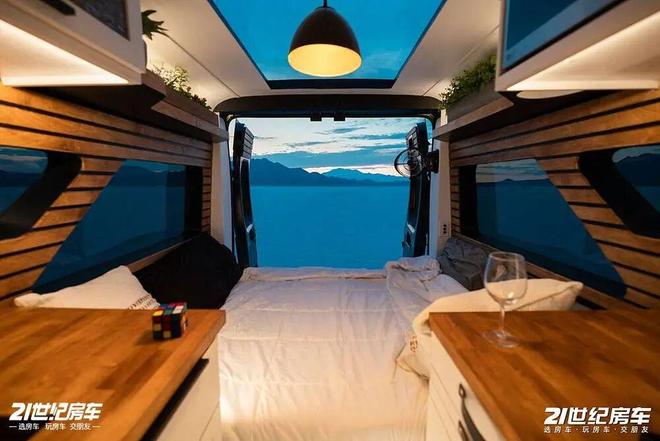 Promaster露营车把舒适感拉满了ky开元棋牌四面环窗仰望星空！这辆Ram(图3)