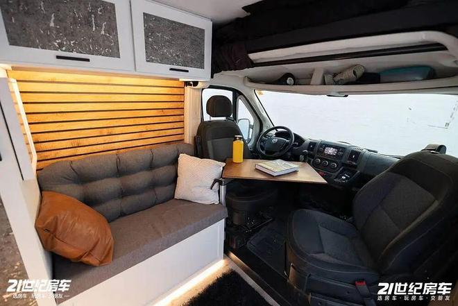 Promaster露营车把舒适感拉满了ky开元棋牌四面环窗仰望星空！这辆Ram(图7)