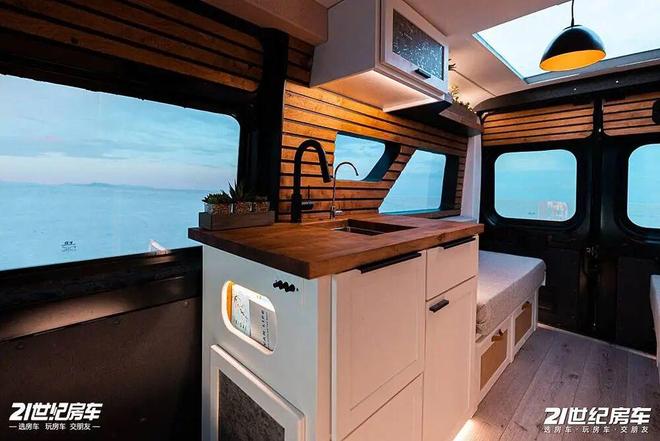 Promaster露营车把舒适感拉满了ky开元棋牌四面环窗仰望星空！这辆Ram(图4)