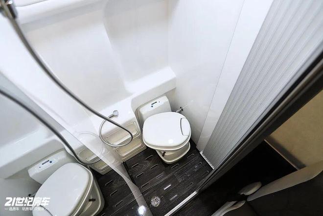 旅居B型房车卫航福特T8四驱美洲豹开元棋牌app全时四驱全地形、精致(图3)