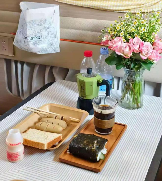 房我们把房车改成移动的家开元棋牌试玩不买房不租(图2)